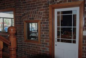 pared de ladrillo con puerta blanca y ventana en THE FED AND BED TEMORA, en Temora