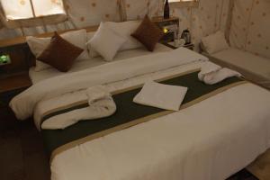 Desert island Camp & Resort Jaisalmer客房内的一张或多张床位