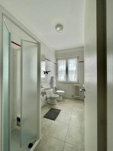 uma casa de banho com 2 WC e uma porta de vidro em Bardolino City Life Apartments em Bardolino
