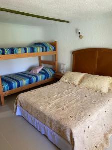 - une chambre avec 2 lits dans l'établissement Costa del Sol de Rapel, à La Estrella