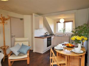 una cucina e una sala da pranzo con tavolo e sedie di 2 bed property in South Allington FERN3 a South Pool