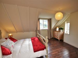 una camera da letto con un letto con cuscini rossi e una finestra di 2 bed property in South Allington FERN3 a South Pool
