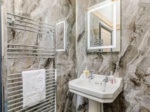 a bathroom with a sink and a mirror at 1 bed in Masham 85511 in Masham