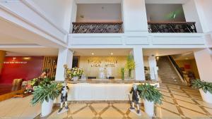 un hall d'un hôtel avec une réception dans l'établissement Ngoc Phat Dalat Hotel, à Đà Lạt