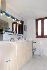 bagno con lavandino, specchio e servizi igienici di Serenita a Chania