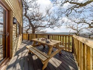 una veranda in legno con tavolo da picnic su una terrazza di 3 bed in Bishop Auckland 87009 a Hunwick