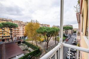 balcone con vista su una strada della città. di CASA LINO a Roma