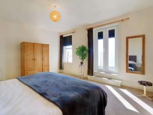 Un dormitorio con una cama grande y una ventana en 5 Bed in Morecambe 87639, en Heysham