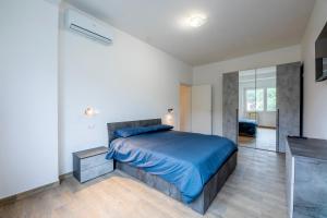 una camera con letto e piumone blu di CASA LINO a Roma