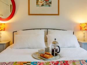 een bed met een dienblad met eten erop bij 1 bed property in York 87323 in Green Hammerton
