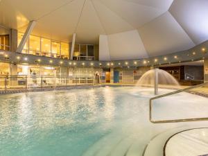 una piscina con fuente en un edificio en 2 Bed in St. Mellion 87706, en St Mellion