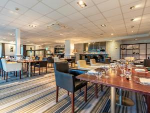 un restaurante con mesas y sillas y un bar en 2 Bed in St. Mellion 87706, en St Mellion