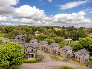 una vista aérea de una casa en una subdivisión en 2 Bed in St. Mellion 87706, en St Mellion