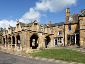 an old stone building with a grass yard in front at 2 Bed in Evesham 88722 in Bretforton