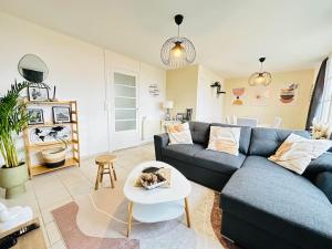 拉昂的住宿－Maison des chenizelles，客厅配有沙发和桌子