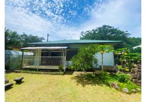 ein kleines blaues Haus mit einer Bank davor in der Unterkunft HolidayCottage”BANSHIRO” - Vacation STAY 10623v in Setouchi