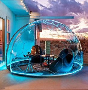 una gran cúpula de cristal con un parque infantil en una habitación en Desert Playground with Unique Dome Mini-Golf Hot Tub Games & Views, en Twentynine Palms