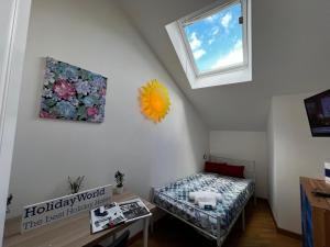 mały pokój z łóżkiem i oknem w obiekcie House Novella by Holiday World w mieście Sori