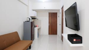 טלויזיה ו/או מרכז בידור ב-Comfy 2BR Apartment at Puncak Kertajaya Surabaya near ITS By Travelio