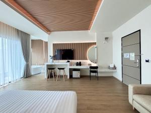 een kamer met een bed en een keuken met een tafel bij Rock Resort Ratchaburi in Ratchaburi