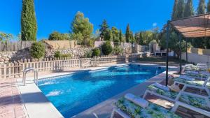 une piscine dans une cour clôturée dans l'établissement Casa de Paquita Montefrio by Ruralidays, à Montefrío