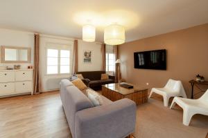 a living room with a couch and a table at Villa La Mer - 600m de la plage Mesnil Val in Criel-sur-Mer