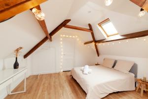 a bedroom with a white bed in a attic at Villa La Mer - 600m de la plage Mesnil Val in Criel-sur-Mer