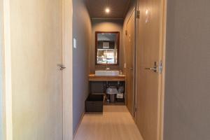 La salle de bains est pourvue d'un lavabo et d'un miroir. dans l'établissement Kuroishi - House - Vacation STAY 87006, à Kuroishi