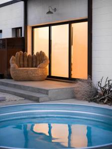 Sundlaugin á Neutra Home Joshua Tree Luxury Retreat Pool and Spa eða í nágrenninu