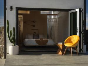 Rúm í herbergi á Neutra Home Joshua Tree Luxury Retreat Pool and Spa