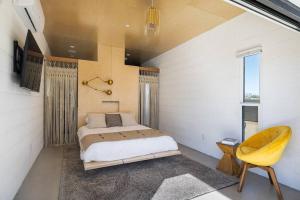 Rúm í herbergi á Neutra Home Joshua Tree Luxury Retreat Pool and Spa
