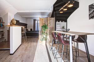 una cucina e una sala da pranzo con tavolo e sedie di Duplex Les Trois Ponts - Vue sur le Pont du Diable a Céret