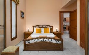 1 dormitorio con cama de madera y almohadas amarillas en Idalia Nature Haven, Three-Bedroom Apartment, en Kournás