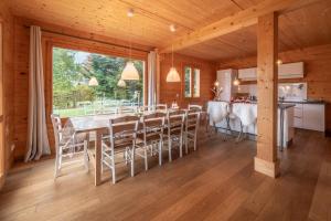 ein Esszimmer und eine Küche mit einem Tisch und Stühlen in der Unterkunft Chalet aux Cerfs - Maison pour 10 vue montagne in Arâches-la-Frasse