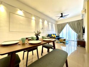 uma sala de estar com uma mesa de jantar com cadeiras em Ipoh Luxurious Homestay by Comfort Home em Ipoh