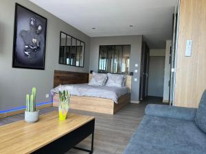 - une chambre avec un lit, un canapé et une table dans l'établissement Appartement Village Naturiste Sensuel, au Cap d'Agde