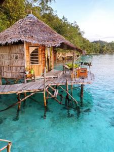 een huis op een pier in het water bij Yenbainus homestay in Yennanas Besir