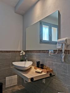 bagno con lavandino e specchio di Green Guest House a Oristano