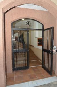 Zugang zu einem Zimmer mit offenem Tor in der Unterkunft Alojamiento Azahara in Málaga