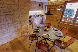 Rosalp 324 في فيربير: غرفة طعام مع طاولة وكراسي