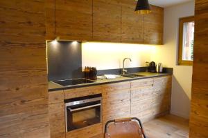 Rosalp 324 في فيربير: مطبخ بدولاب خشبي ومغسلة