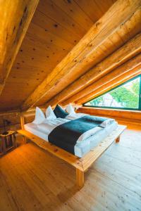 Bett in einem Zimmer mit Holzdecke in der Unterkunft Seyberth´s Chalet in Siefersheim