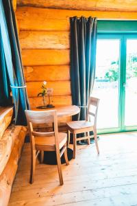 a dining room with a table and chairs in a log cabin at Seyberth´s Chalet in Siefersheim