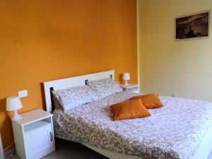 um quarto com uma cama com duas almofadas em D19 em Peschiera del Garda