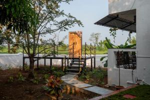 Zahrada ubytování Mystical Garden by the River 2BHK -By Aquagreen Homes