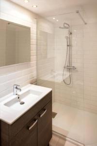 een badkamer met een wastafel en een douche bij Résidence Marina Bianca in Santa-Lucia-di-Moriani