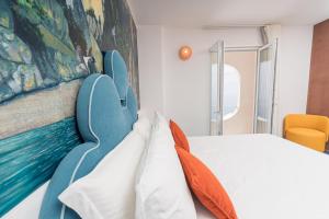 a bedroom with a bed and a painting on the wall at Albergo Dipinto BaccoFurore in Furore