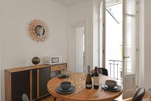 een eettafel met wijnflessen en glazen bij Amazing Lugano - Happy Rentals in Lugano
