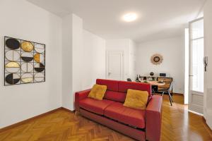 salon z czerwoną kanapą i stołem w obiekcie Amazing Lugano - Happy Rentals w mieście Lugano