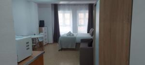 una camera d'albergo con letto e finestra di SanFernando14 ad Alicante